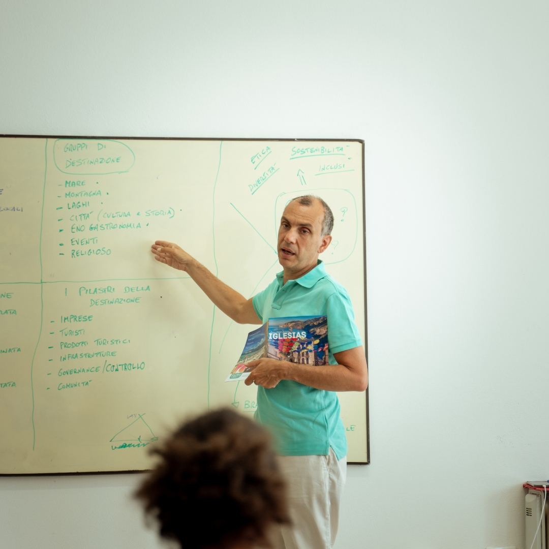Alex Toselli durante una lezione